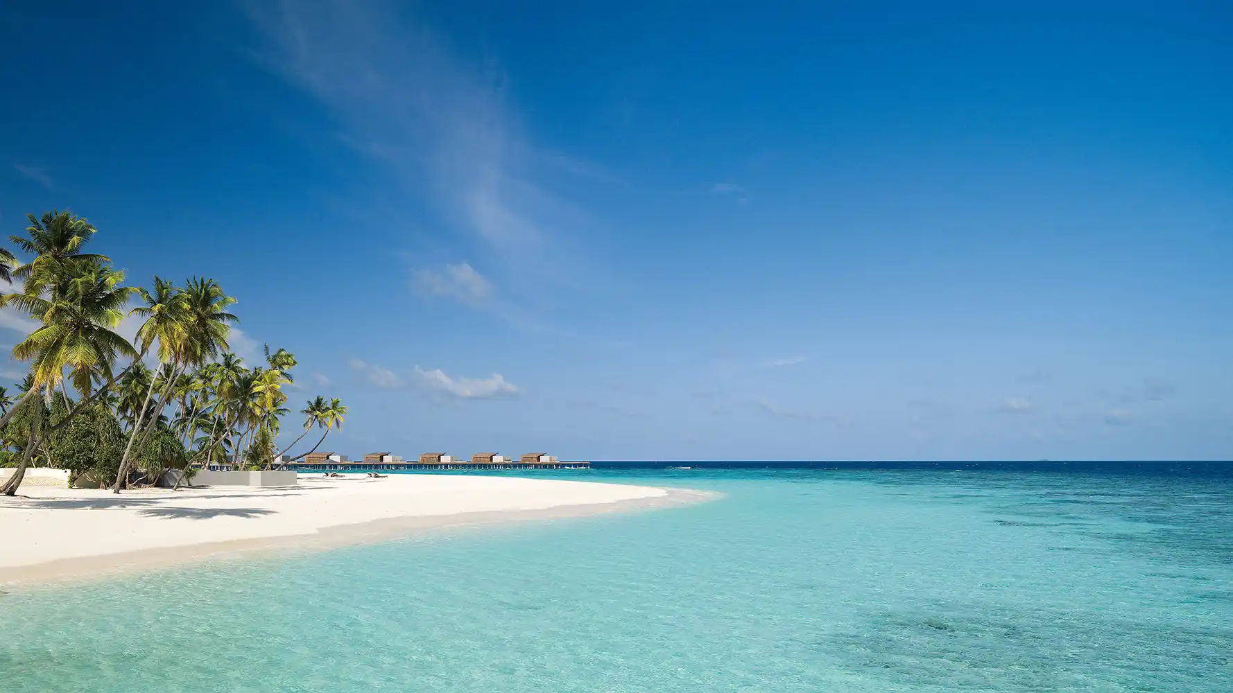Park Hyatt Maldives Hadahaa mit Strand, Palmen und klarem Wasser.