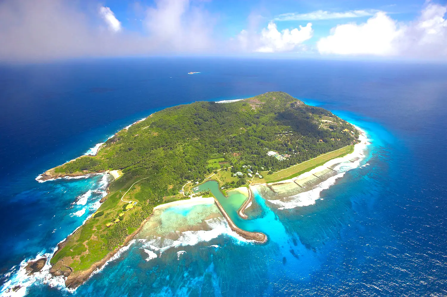 Fregate Island Private auf den Seychellen mit Strand und Granitfelsen.